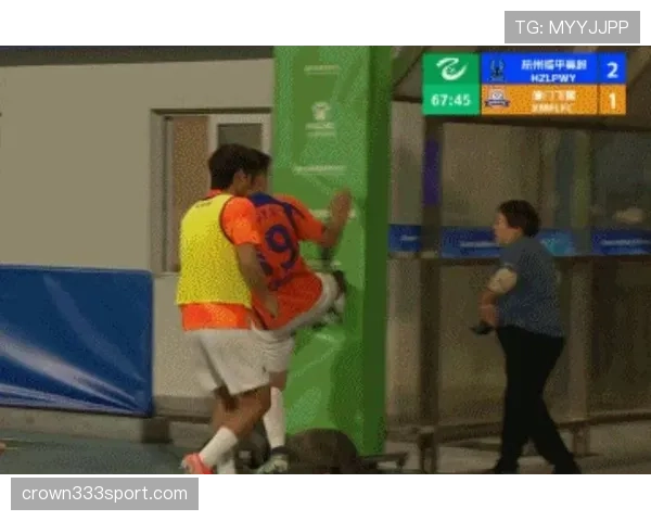 暴力行为在足球判罚中为何界限模糊?规则细节大揭秘 暴力行为在足球判罚中为何界限模糊?规则细节大揭秘