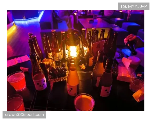 阿尔瓦雷斯这小子，训练完直接拎着蛋白粉去夜店蹦迪？
